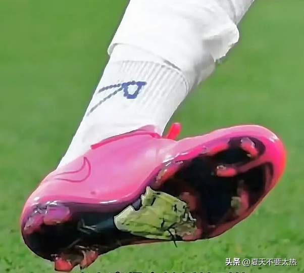 伊朗足球英雄“补丁战靴”上热搜，LOL选手的“旧装备执念”你懂吗？